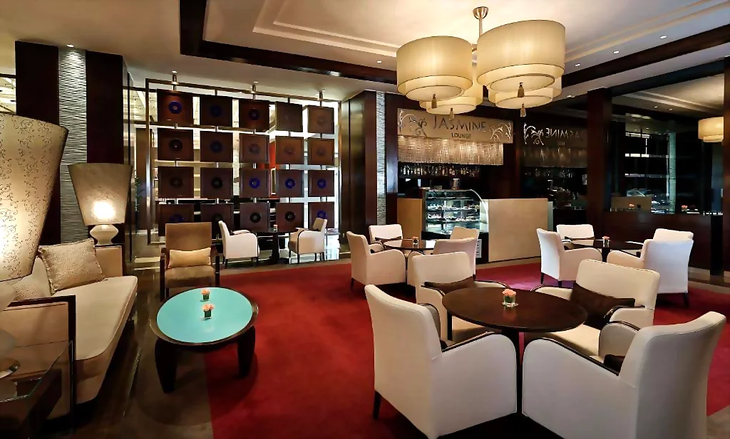 Jasmine Lounge في فندق كراون بلازا عمان