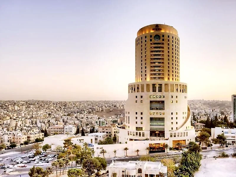 اطلالة مبنى فندق رويال عمان من الخارج