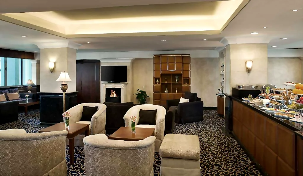 يضم فندق كراون بلازا عمان 279 غرفة فاخرة ومجهزة بأحدث التقنيات ووسائل الراحة، مما يجعلها مثالية للنزلاء الراغبين في الراحة والاسترخاء بعد يوم حافل من الأعمال أو السياحة. وتتميز الغرف بتصميمها العصري الأنيق والألوان الدافئة والمريحة، مع إطلالات بانورامية على المدينة.وتوفر الفنادق العديد من المرافق الرائعة للنزلاء، بما في ذلك مسبح داخلي وصالة ألعاب رياضية ومركز سبا متكامل. كما يضم الفندق أيضاً مجموعة من المطاعم الراقية التي تقدم مجموعة متنوعة من المأكولات العالمية والمحلية الشهية، وصالات المؤتمرات والاجتماعات المجهزة بأحدث التقنيات. ويتميز فندق كراون بلازا عمان بالخدمة الرائعة التي يتم تقديمها من قبل فريق العمل المتعاون والمحترف، حيث يتم تلبية جميع احتياجات النزلاء بكل اهتمام وتفانٍ، مما يجعل تجربة الإقامة في الفندق لا تنسى.