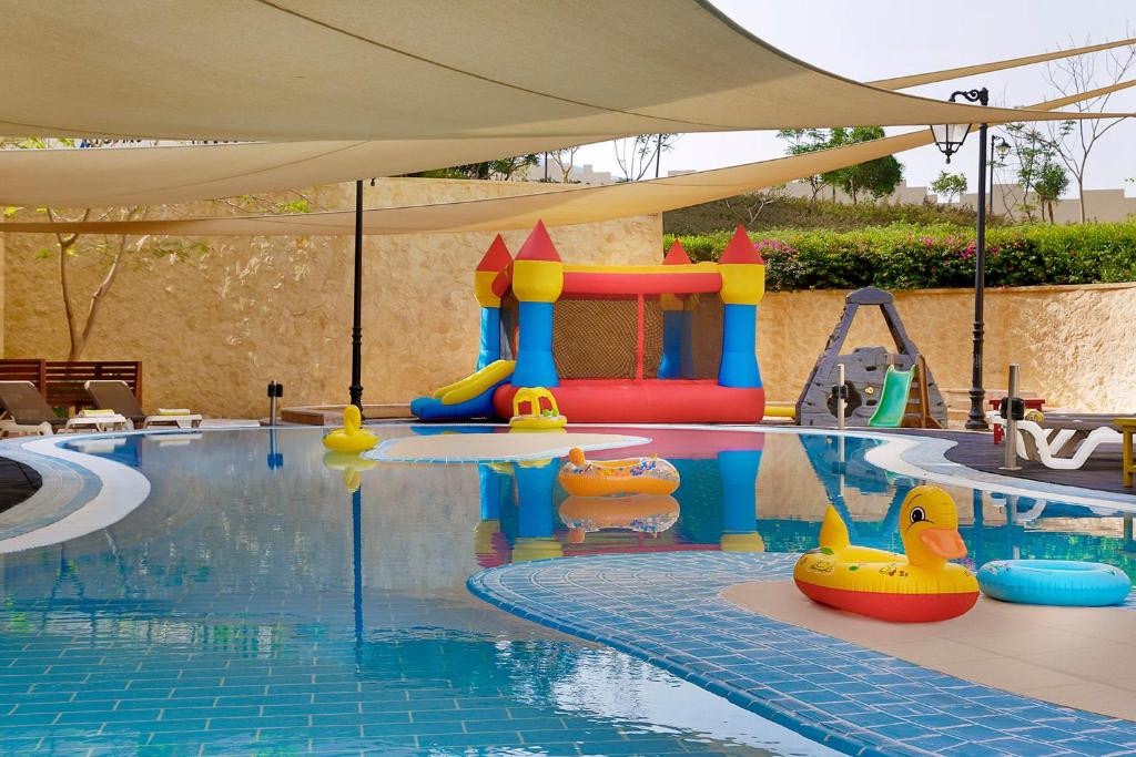 مسبح خاص بالأطفال في فندق crowne plaza البحر الميت