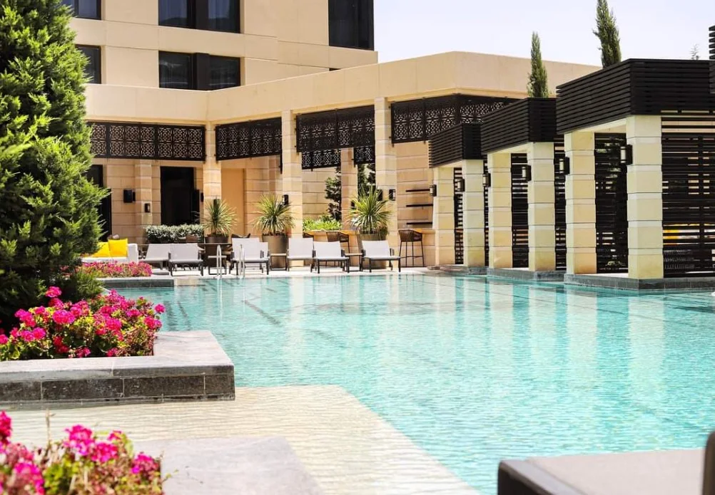 مميزات مسبح فندق سانت ريجيس عمان