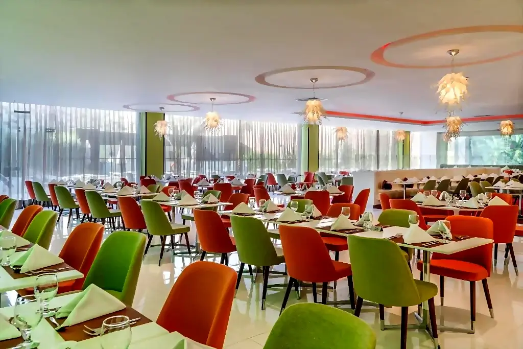 مزايا مطعم colours restaurant في فندق لاند مارك عمان