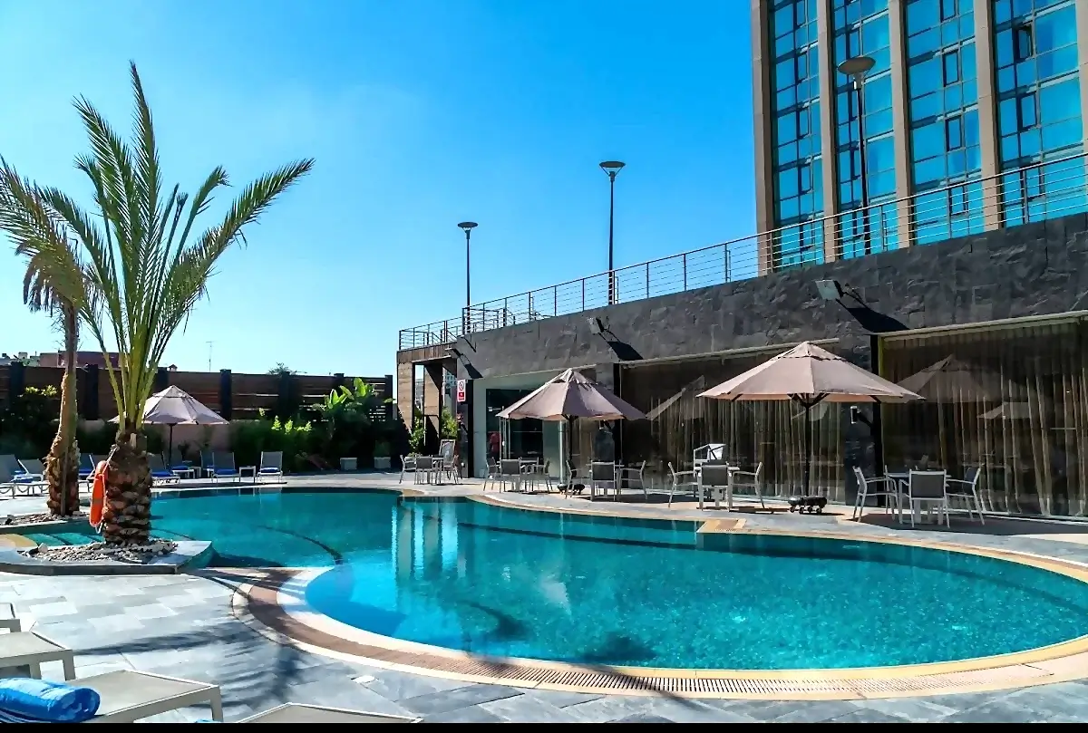 كل ما تحتاج معرفته حول مسبح فندق لاند مارك عمان