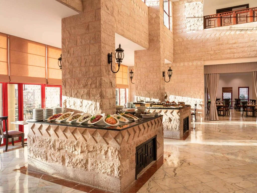 بوفيه مفتوح في فندق Mövenpick Nabatean Castle Hotel