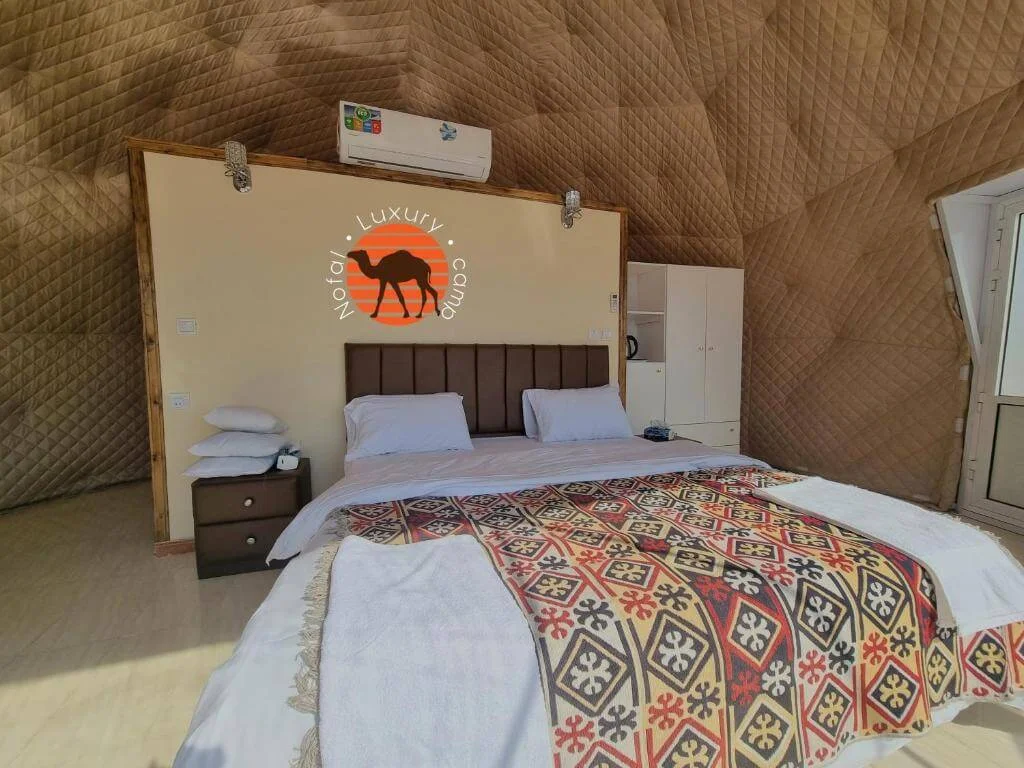 غرف نوم عائلية لمخيم Nofal Luxury Camp مطلة على الجبل في وادي رم