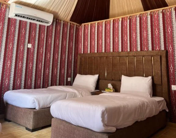 غرف نوم بسريرين في Al Dahia Luxury Camp