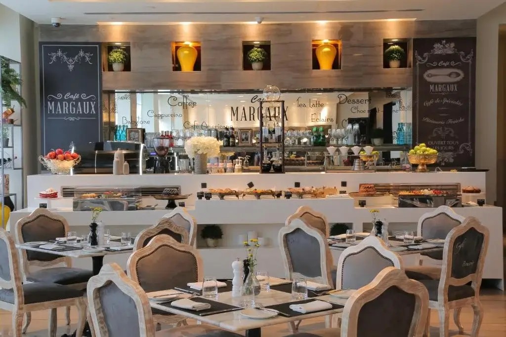 مطعم CAFÉ MARGAUX فندق البوليفارد أرجان من روتانا عمان لأشهى الأطعمة المحلية والعالمية